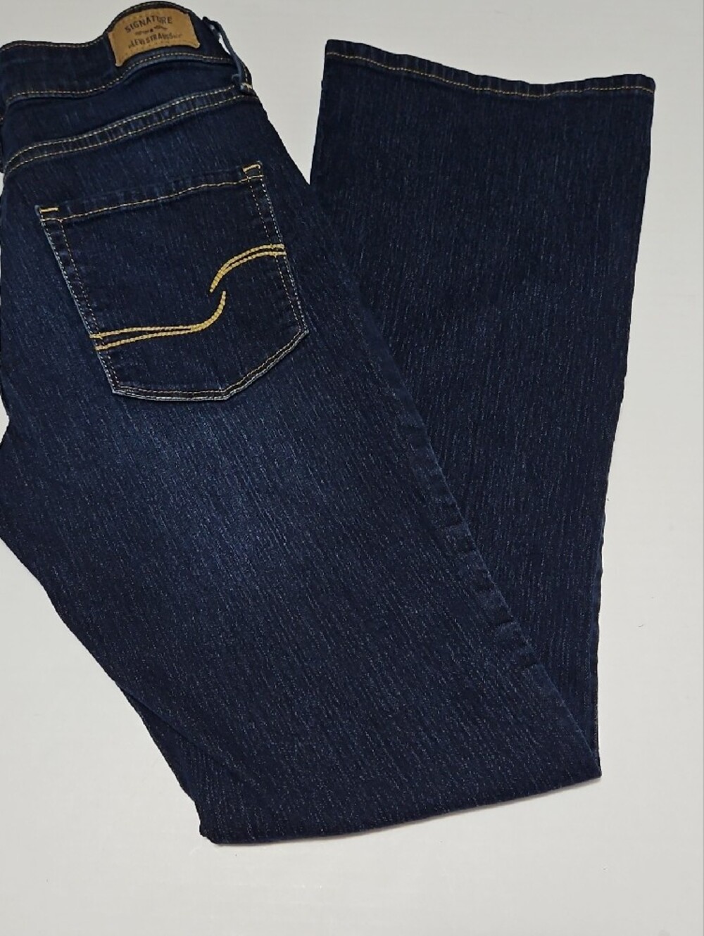 Signature Levi's Women's Dark Indigo Modern Bootcut Jeans Size 6M